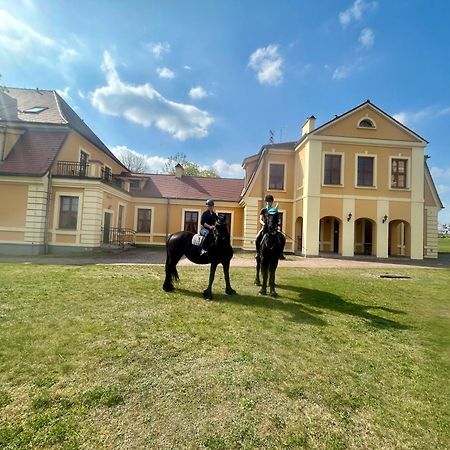 Palac W Rymaniu Exterior photo