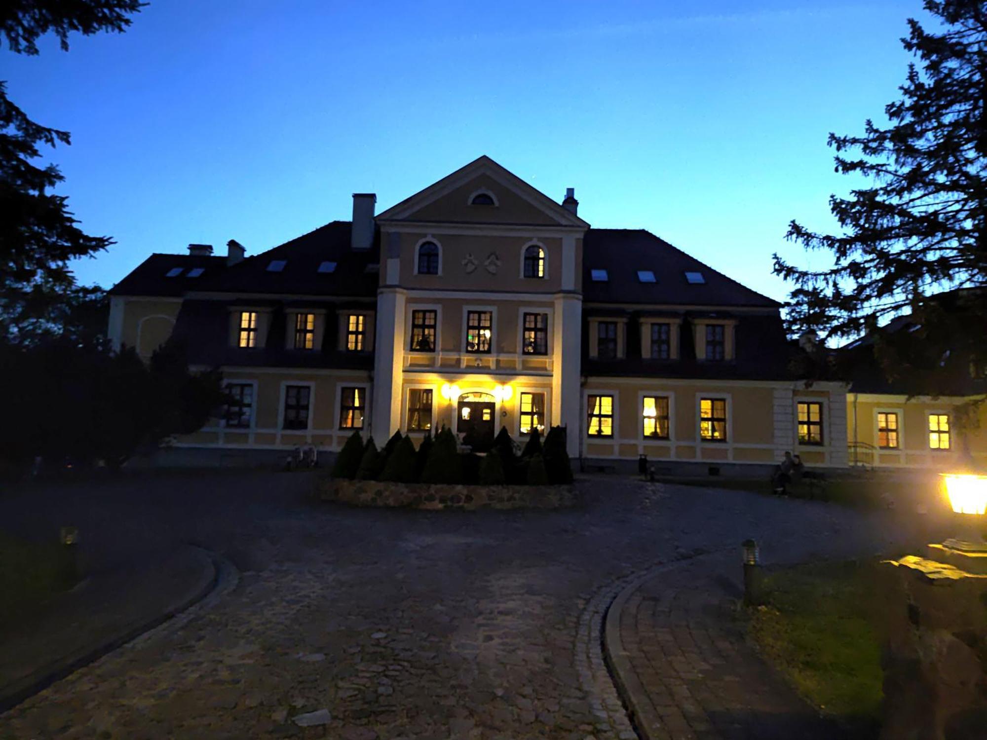 Palac W Rymaniu Exterior photo